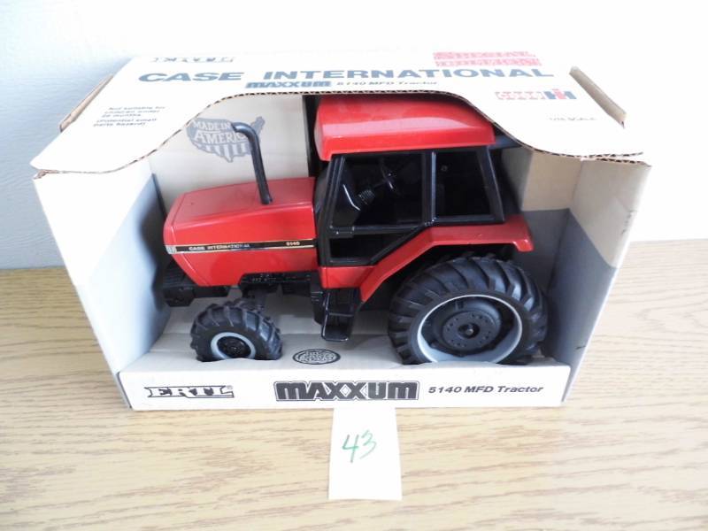 lot 43 image: Ertl Case Tractor 5140 MFD