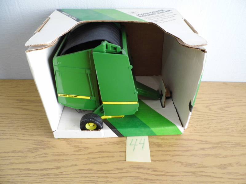 lot 44 image: Ertl John Deere Baler