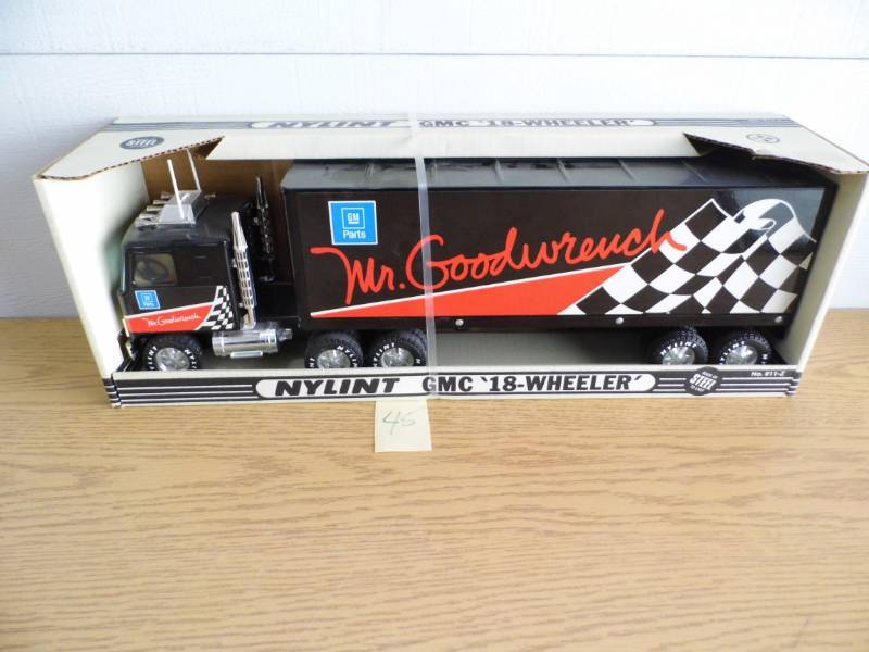 lot 45 image: Nylint GMC 18 Wheeler