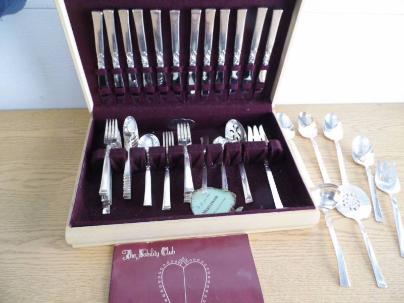 lot 51 image: Nobility Silverware