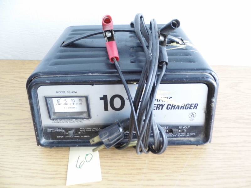 lot 60 image: Battery Charger
