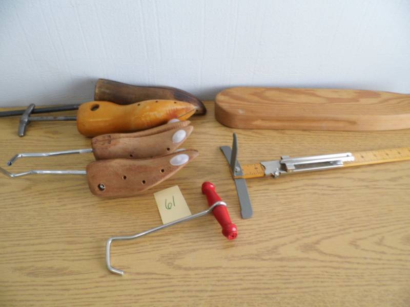 lot 61 image: Shoe Stretchers - Boot Pull - Sizer