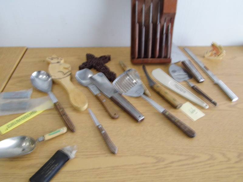 lot 66 image: Knife Set - Utensils