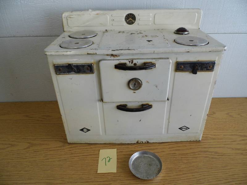 lot 72 image: Antique Little Lady Electric Stove
