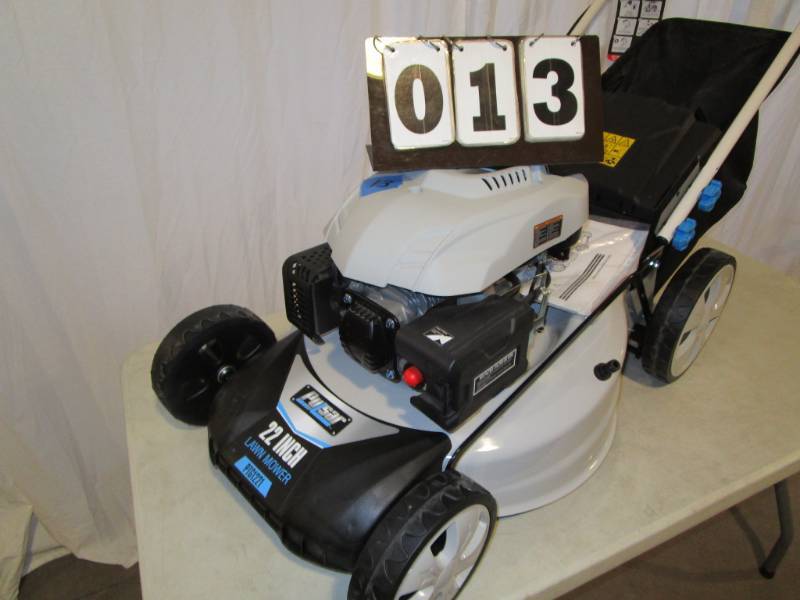 lot 13 image: Pulsar 22 Deck Gas Powered Lawn Mower
