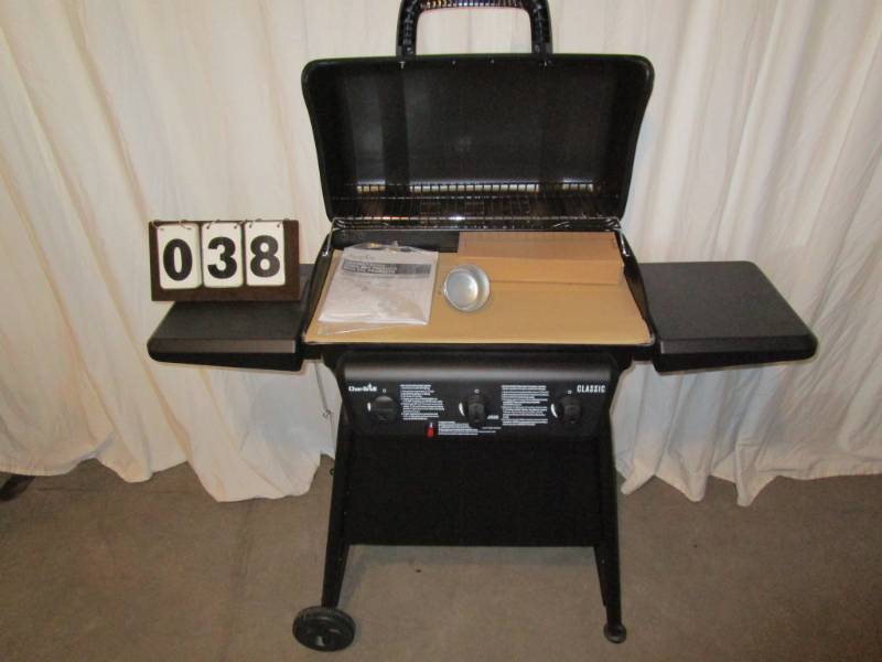 lot 38 image: Char Boil Classic Gas Grill