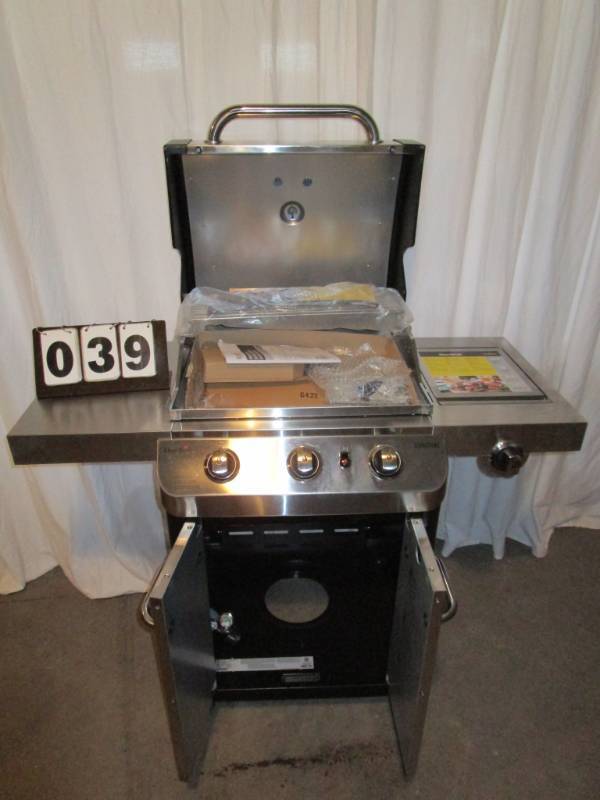 lot 39 image: Char Broil Signature Gas Grill
