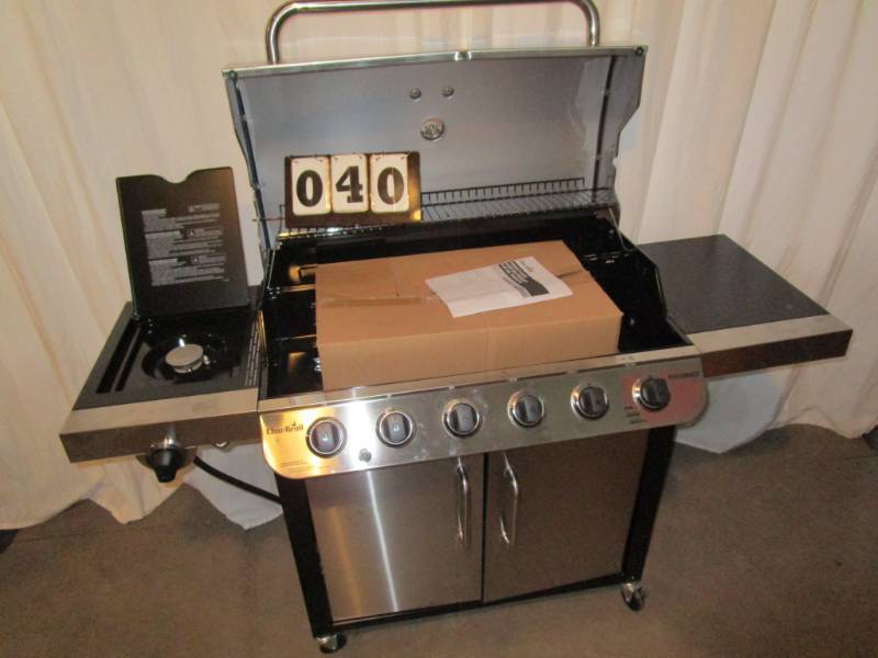 lot 40 image: Char Broil Performance Gas Grill