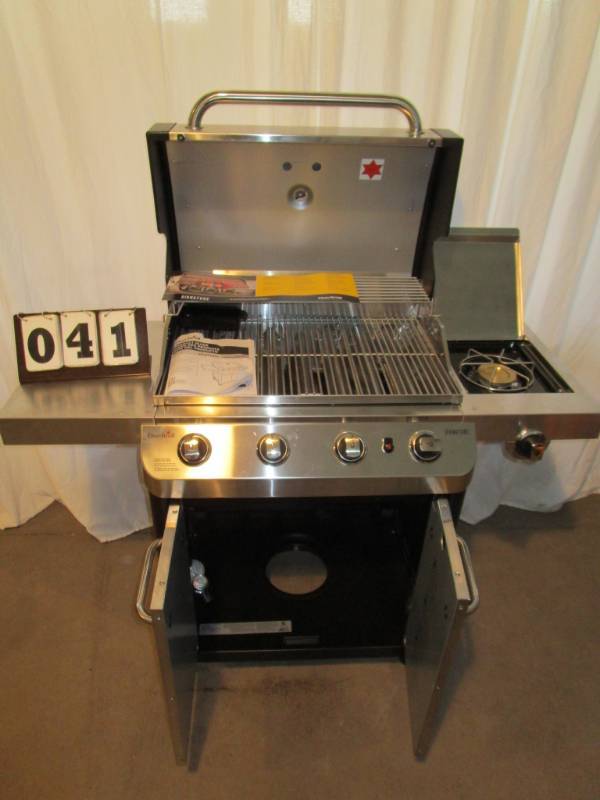 lot 41 image: Char Broil 4 Burner Signature Gas Grill