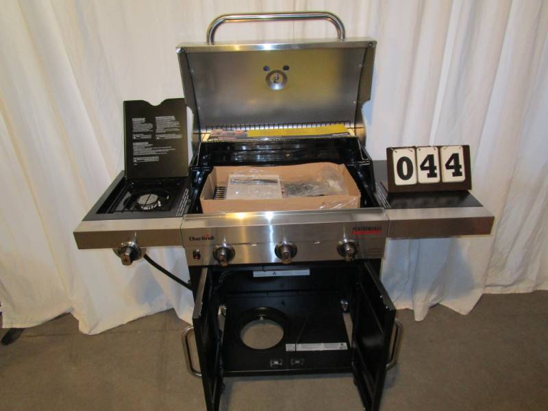 lot 44 image: Char Broil 3 Burner Gas Grill
