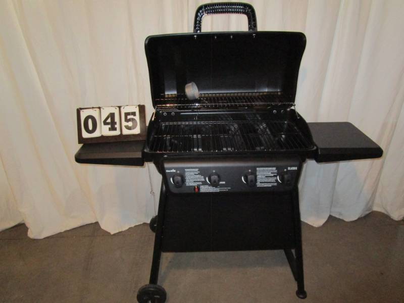 lot 45 image: Char Broil Classic 4 Burner Gas Grill