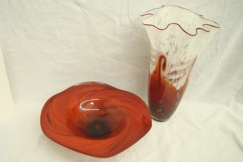 lot 18 image: Red and Gold Murano Art Glass Bowl and Vase