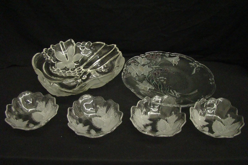 lot 26 image: Frosted Etched Glass Salad Bowls with Serving Bowl and Platter