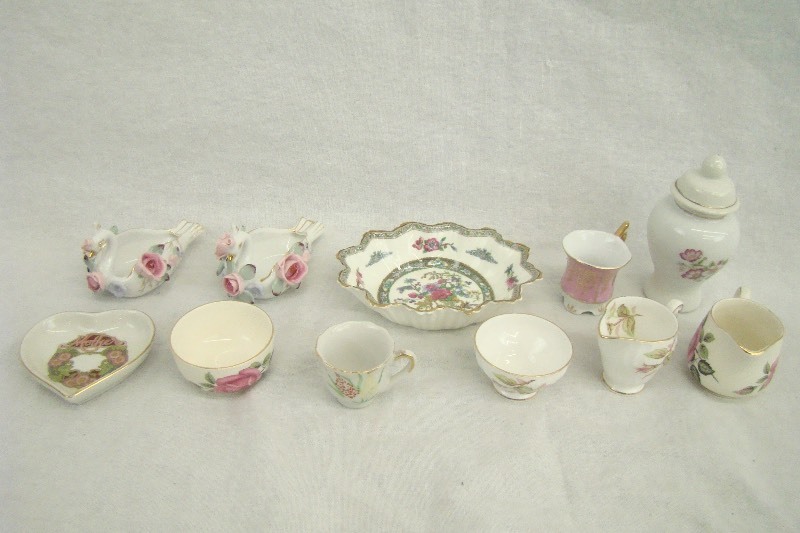 lot 38 image: Lot of Miniature China