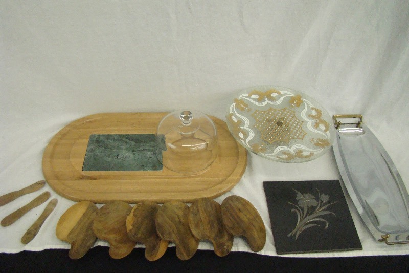 lot 61 image: Vintage Mid Century Meat & Cheese Trivet Bread Tray Etc 