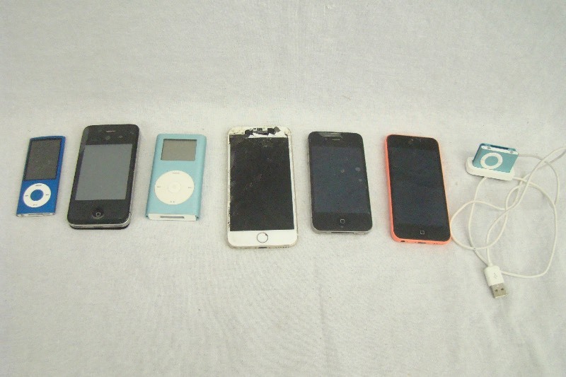 lot 71 image: Lot of Apple iPhones and iPods 