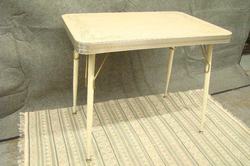 lot 136 image: Mid Century Modern Dining Room Table