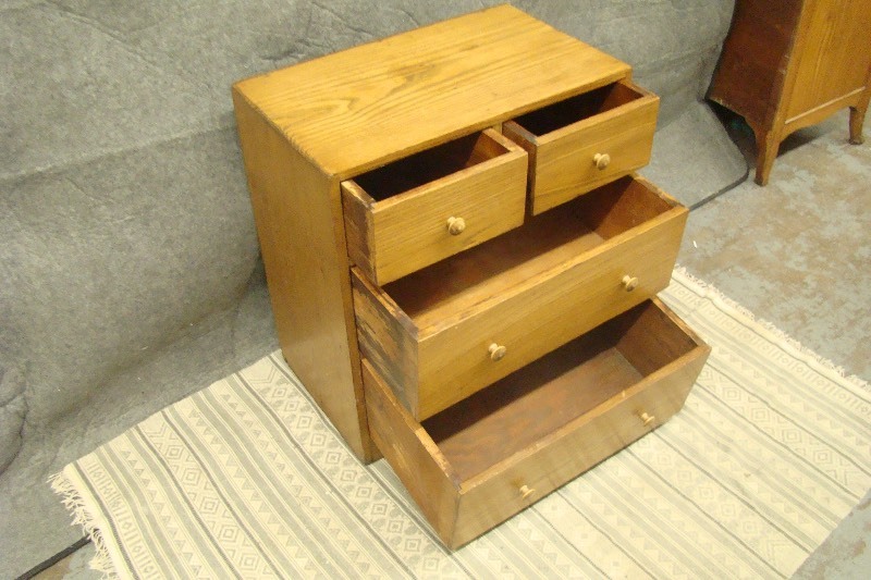 lot 141 image: Solid Wood 4 Drawer Dresser