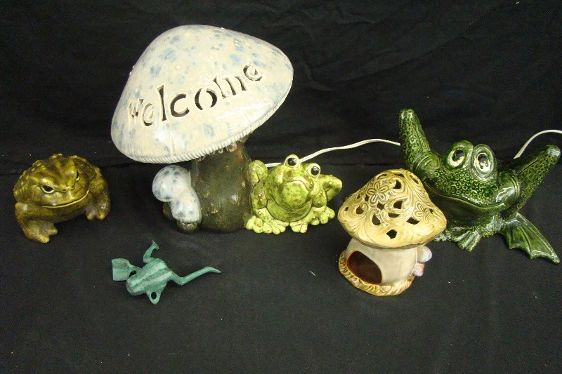 lot 158 image: Frog and Mushroom Lamp and Figurine Lot