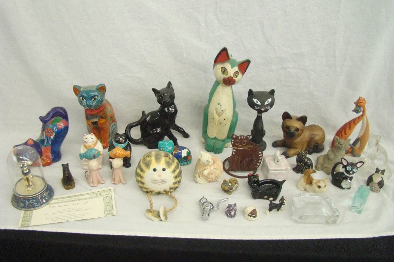 lot 161 image: Cat Figurine Lot Salt and Pepper Crystals Miniatures Etc