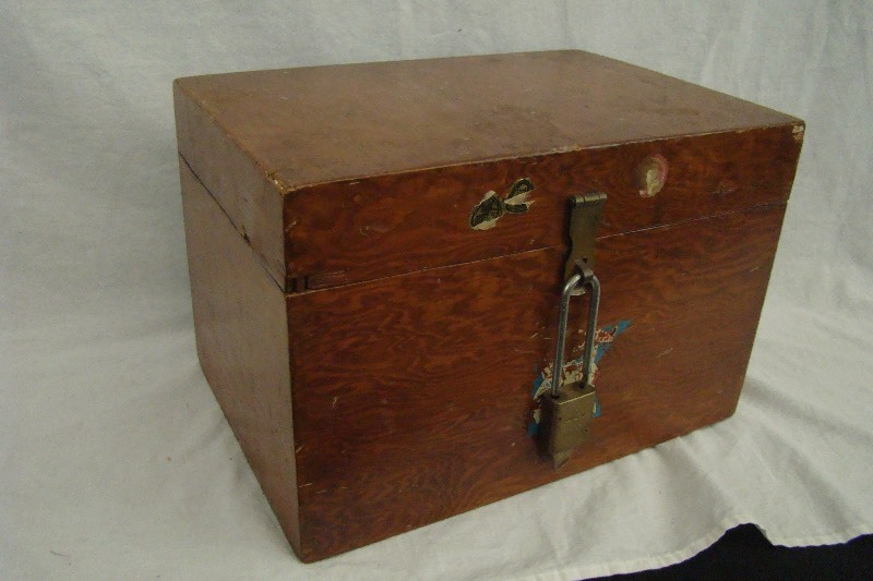 lot 176 image: Vintage Wooden Lock Box