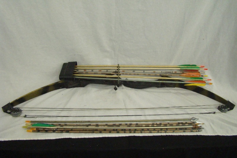 lot 190 image: Kolpin Compound Bow with Arrows