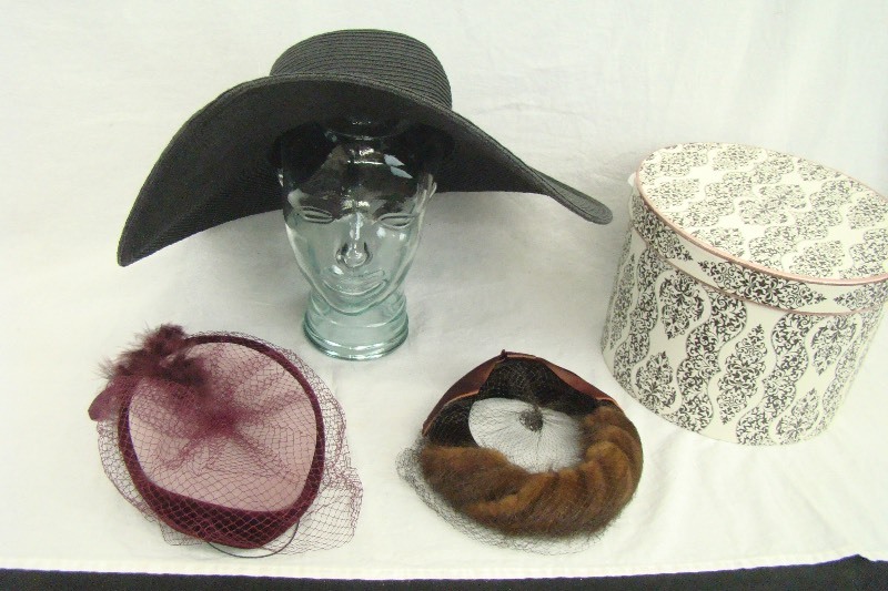 lot 203 image: Womens Vintage Fur and Nine West Sun Hat Lot with Box