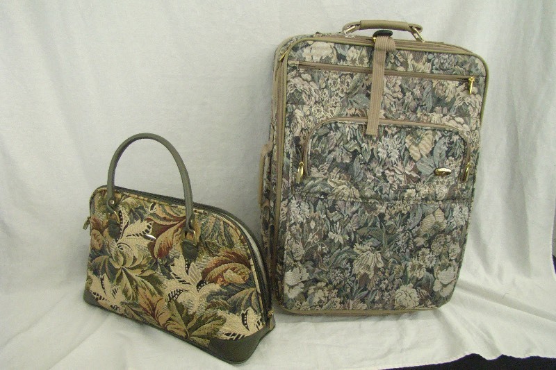lot 209 image: Like New Floral Luggage Set