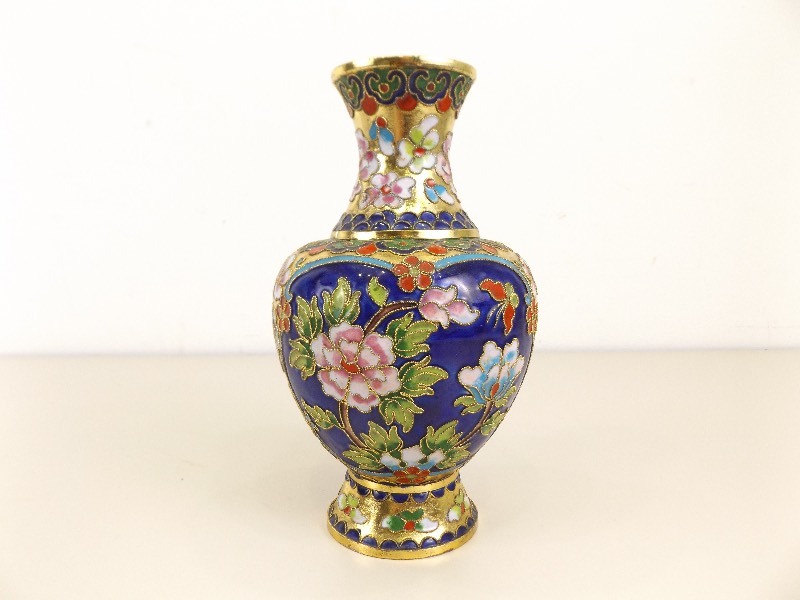 lot 2 image: Vintage 8 Cloisonne Vase