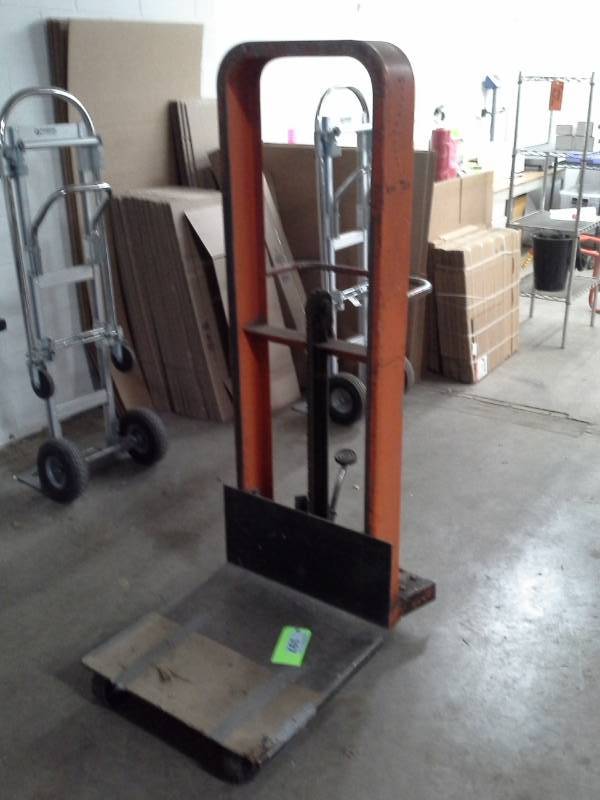 lot 197 image: Presto Hydraulic Lift Truck