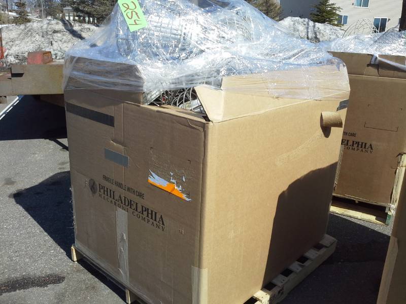 lot 254 image: Pallet Box of Jobsite Lighting