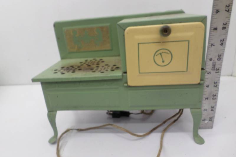 lot 65 image: Vintage Empire Tin Toy Oven Cat No. 206