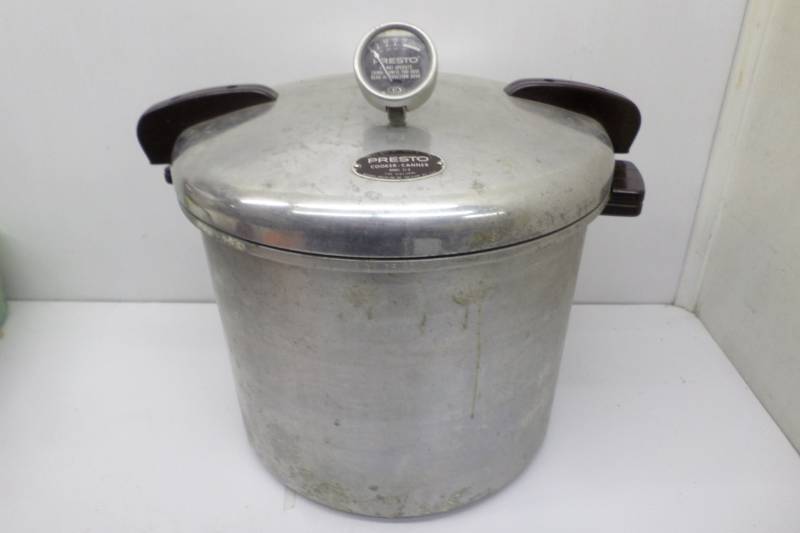 lot 75 image: Vintage Presto Cooker-Canner 21 QT Model 21-B