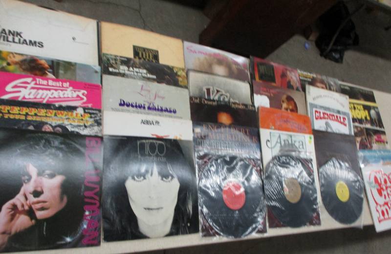 lot 25 image: 30 (33 Records)