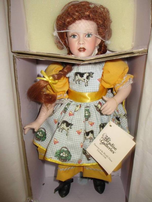 lot 11 image: Molly McDonald 15 Porcelain Treasury Collection By Paridise Gallaries with Certificate Artyist Patricia Rose