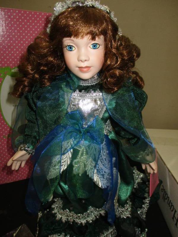 lot 16 image: Angel of Goodness 12 Porcelain with Box and Certificate By Paridise galleries Artist Patricia Rose