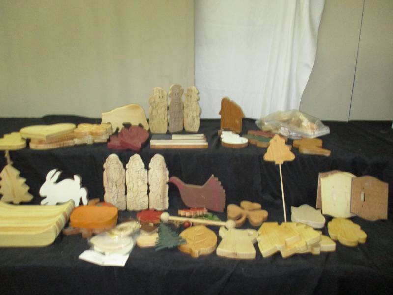 lot 50 image: Box of wood Pieces, crafts