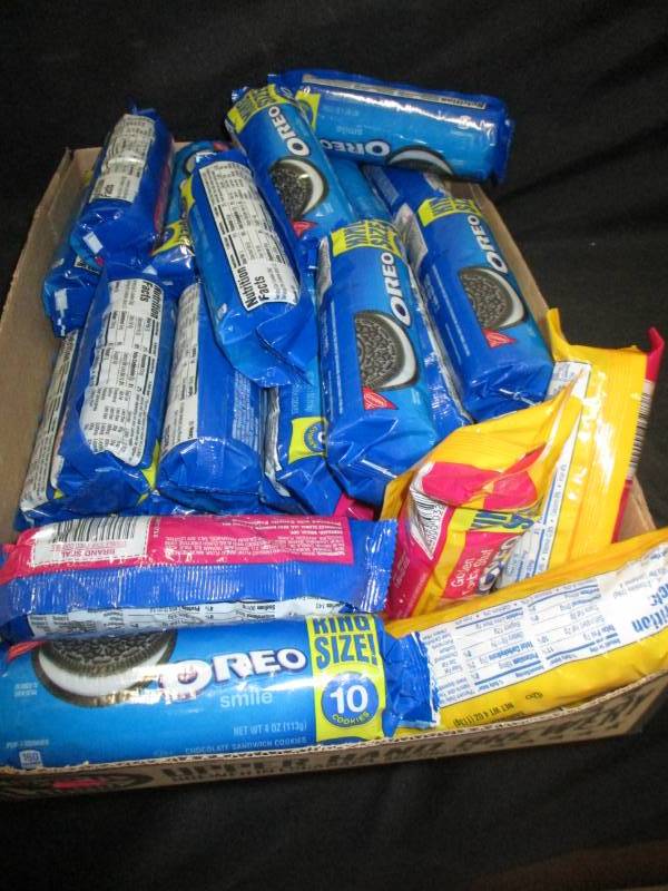 lot 152 image: 33 packs or oreo cookies