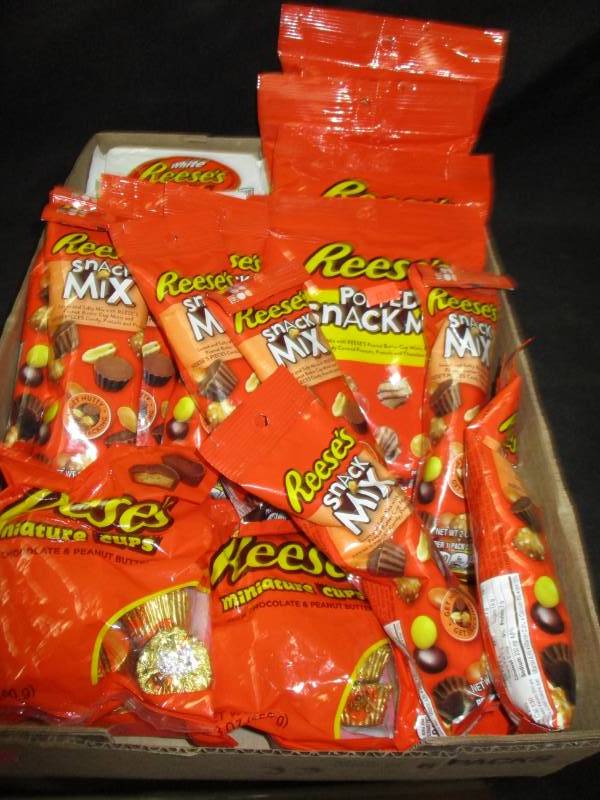 lot 151 image: 33 packs of reeses snacks
