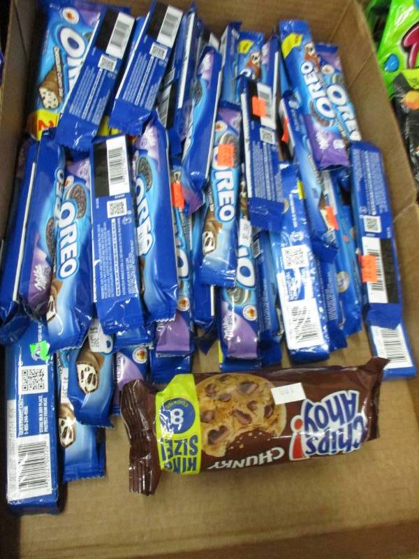 lot 146 image: 39 oreo snack bars