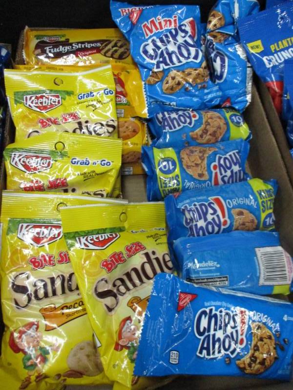 lot 132 image: 30 chips a hoy, sandies snacks and more