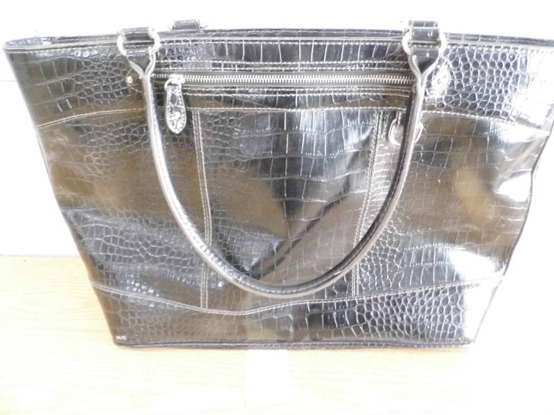 lot 16 image: Bueno Purse