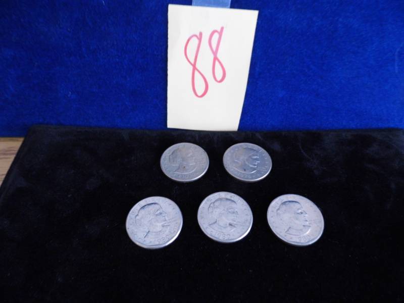 lot 88 image: Lot of 5 Susan B Anthony Dollar Coins
