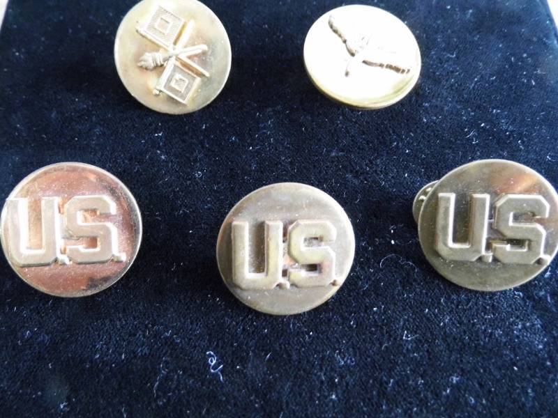 lot 134 image: US Military Pins