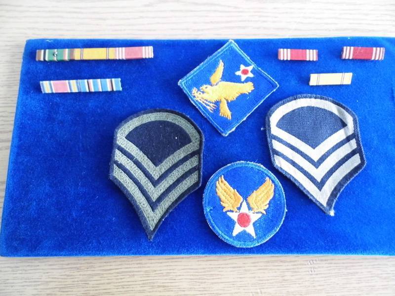 lot 135 image: US Military Pins  Patches