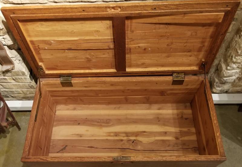 lot 45 image: Antique Quarter Sawn Old Oak Trunk