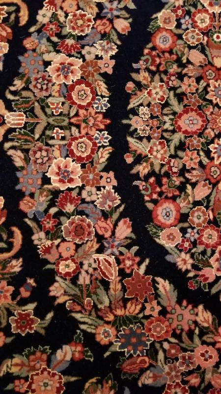 lot 29 image: Gorgeous Oriental Wool Area Rug   6.1 x 9