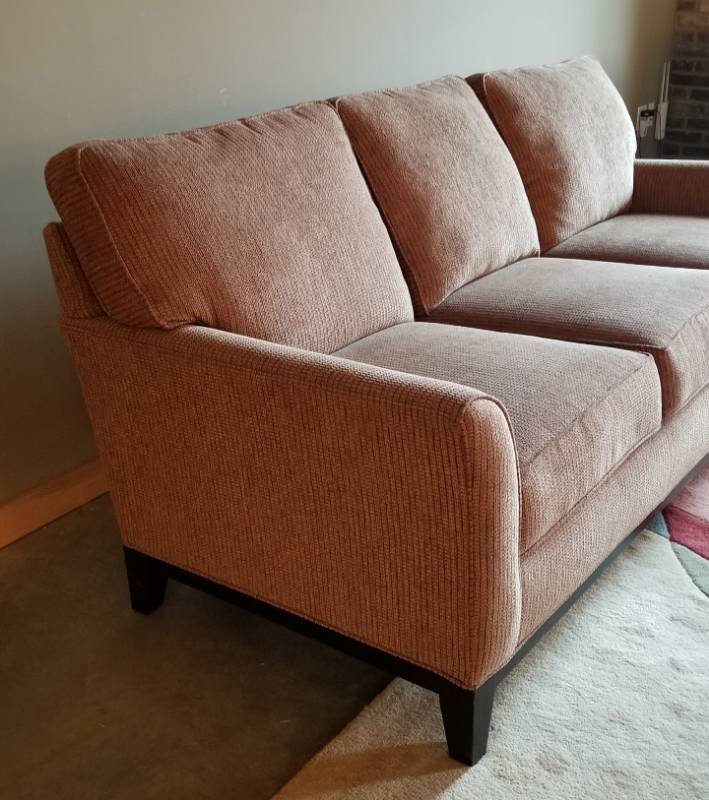 lot 35 image: Broyhill 3 Cushion Sofa