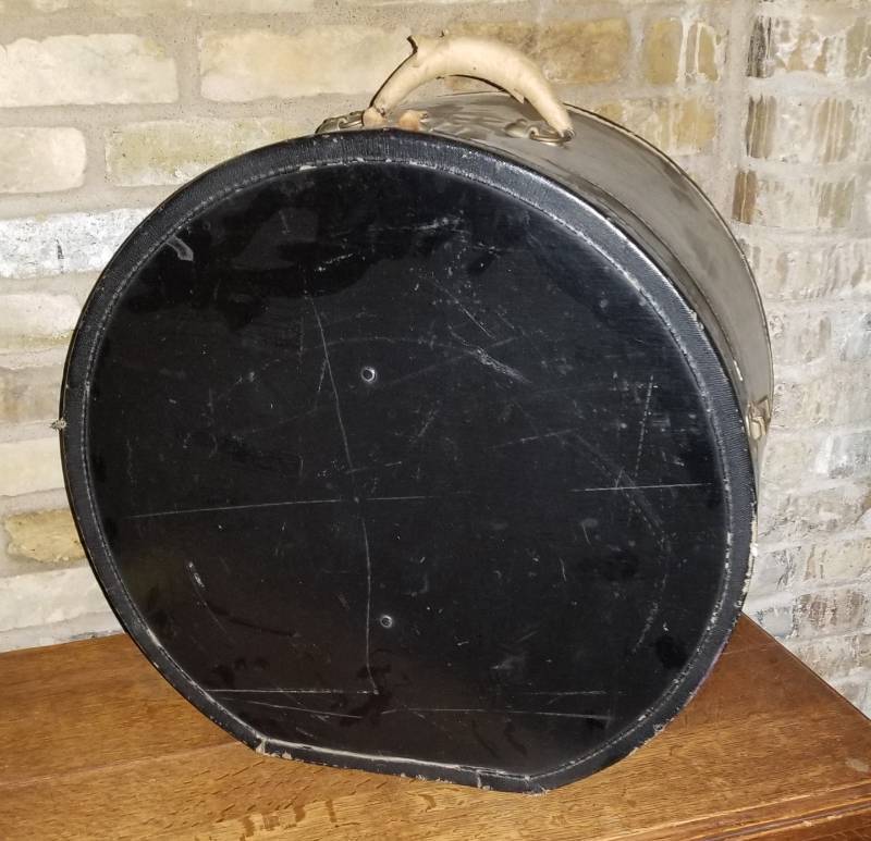 lot 69 image: Vintage Suitcase and Oversized Hat Carrier