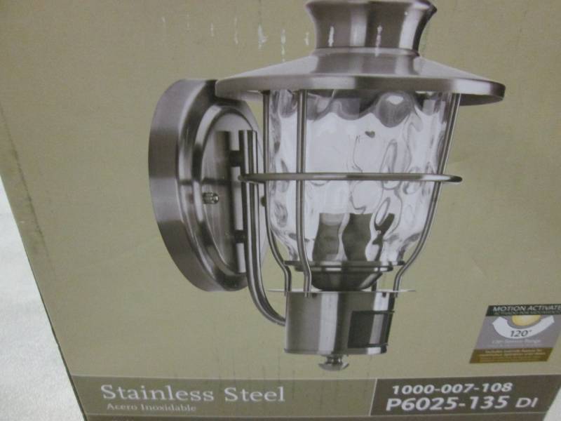 lot 21 image: Progress Lighting Beacon Collection...